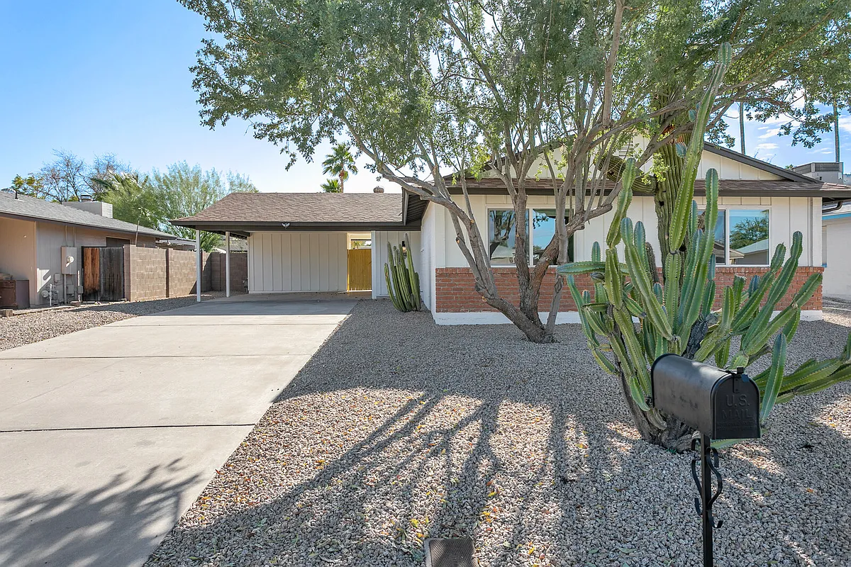 Building Photo - 2333 E Paradise Dr