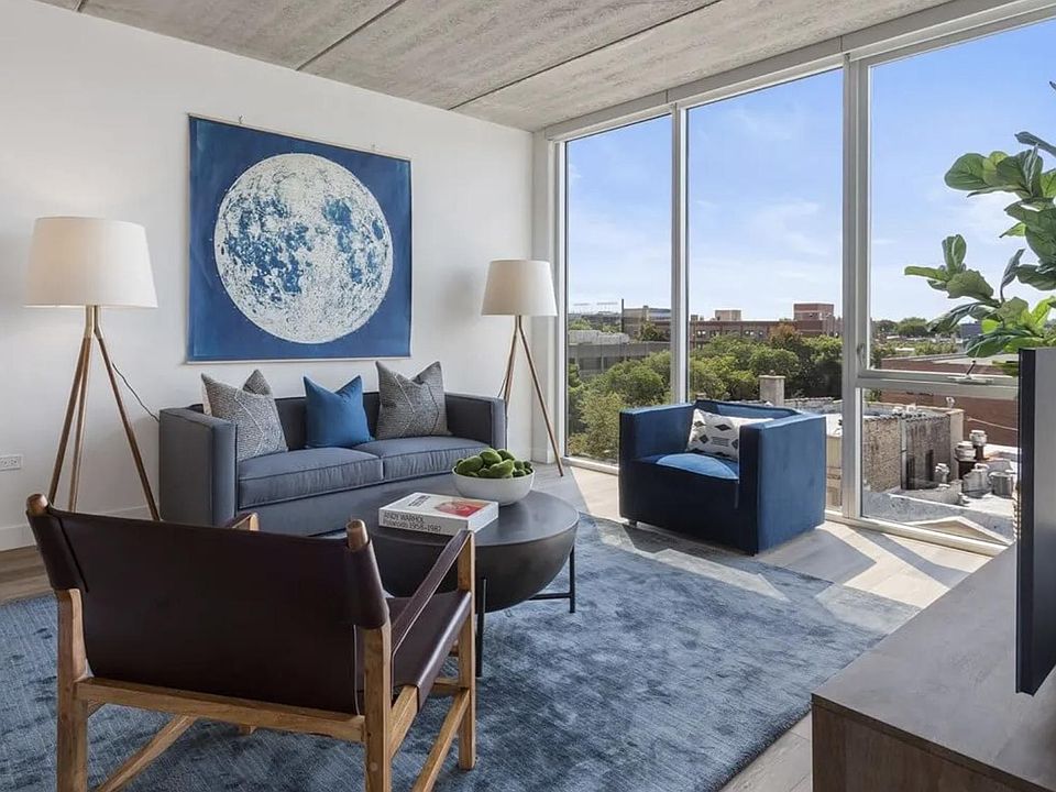 1st image of 659 W Cornelia Ave #203