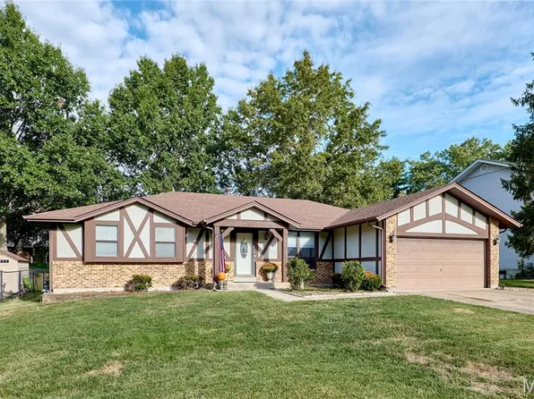 885 San Sebastian Dr, Fenton, MO 63026