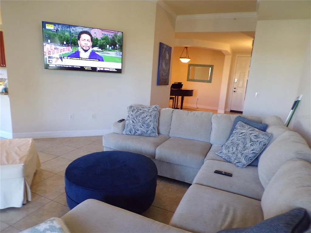 3 bed, 2.0 bath, 1915 sqft, $3,000 — Photo 4
