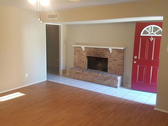 Pic 4 Bluebonnet Trail - Living Room (2)