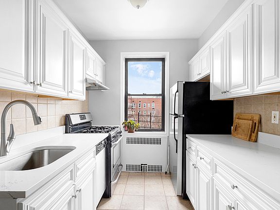 4th image of 385 E 18th St APT 6M