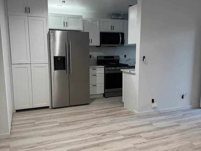522-528 N Alexandria Ave — Photo 5