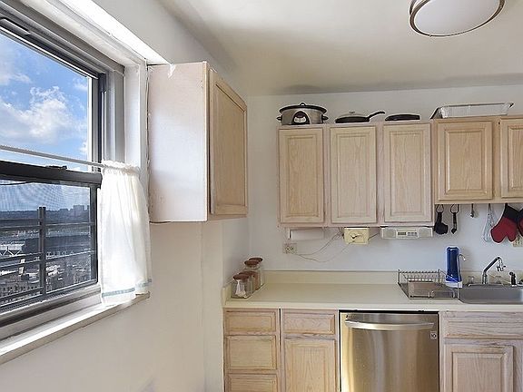 4th image of 1020 Grand Concourse APT 21U