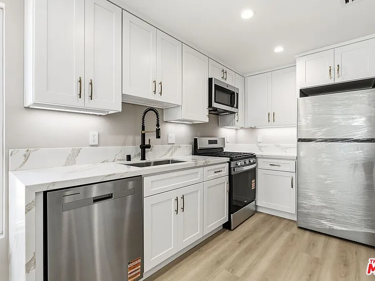 225 N Burlington Ave — Photo 6