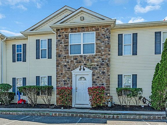 2nd image of 18 Aspen Ct