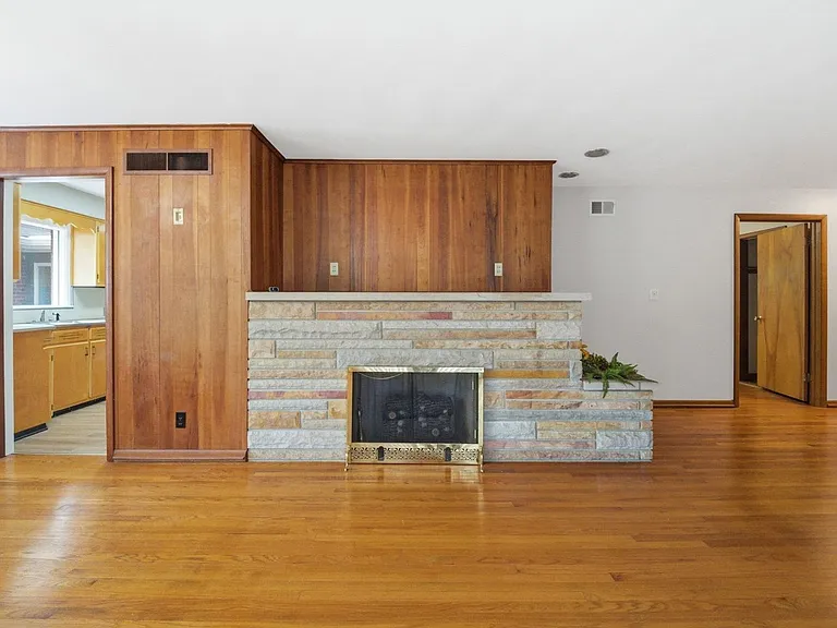 3233 Brady Ln — Photo 8