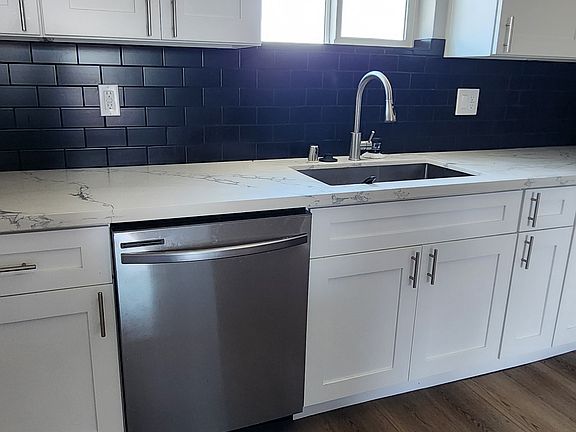 5th image of 2401 S Redondo Blvd #B