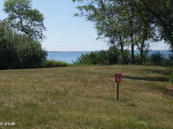 34-36 E Lake Rd, Devils Lake, ND 58301