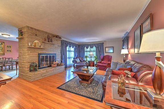 3rd image of 587 Dogwood Dr