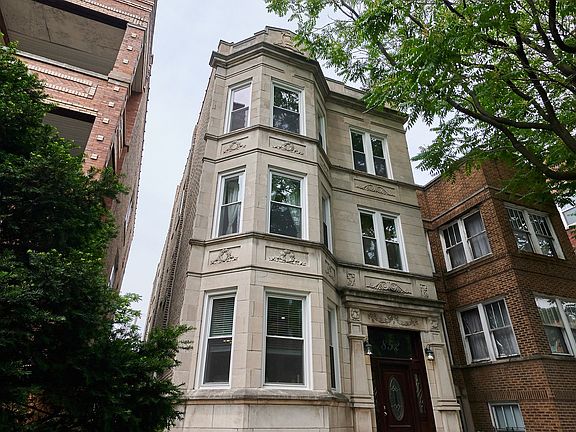 2nd image of 852 N Hoyne Ave