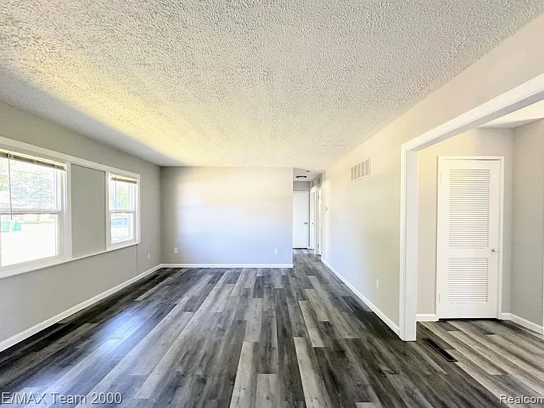 316 Lytle Pl — Photo 9