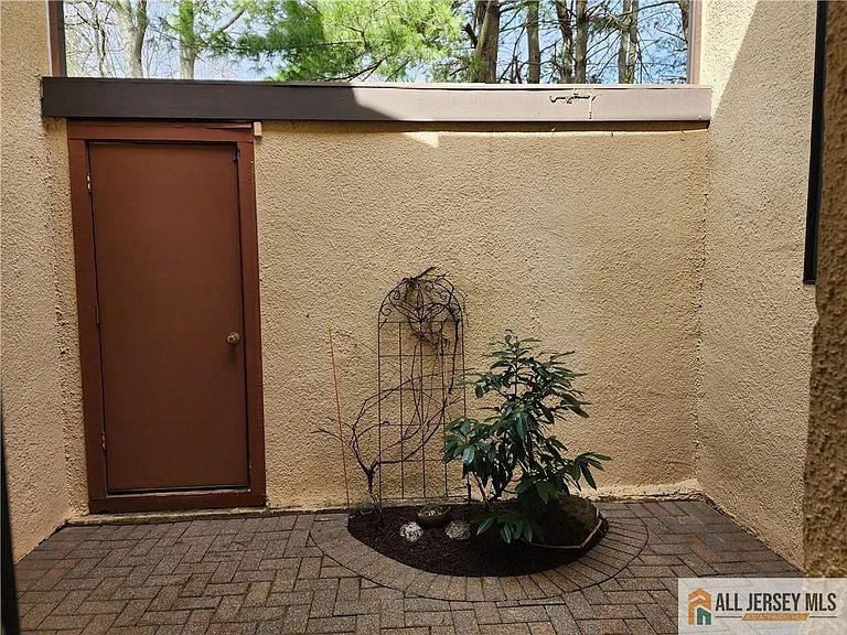 254 Sayre Dr — Photo 3