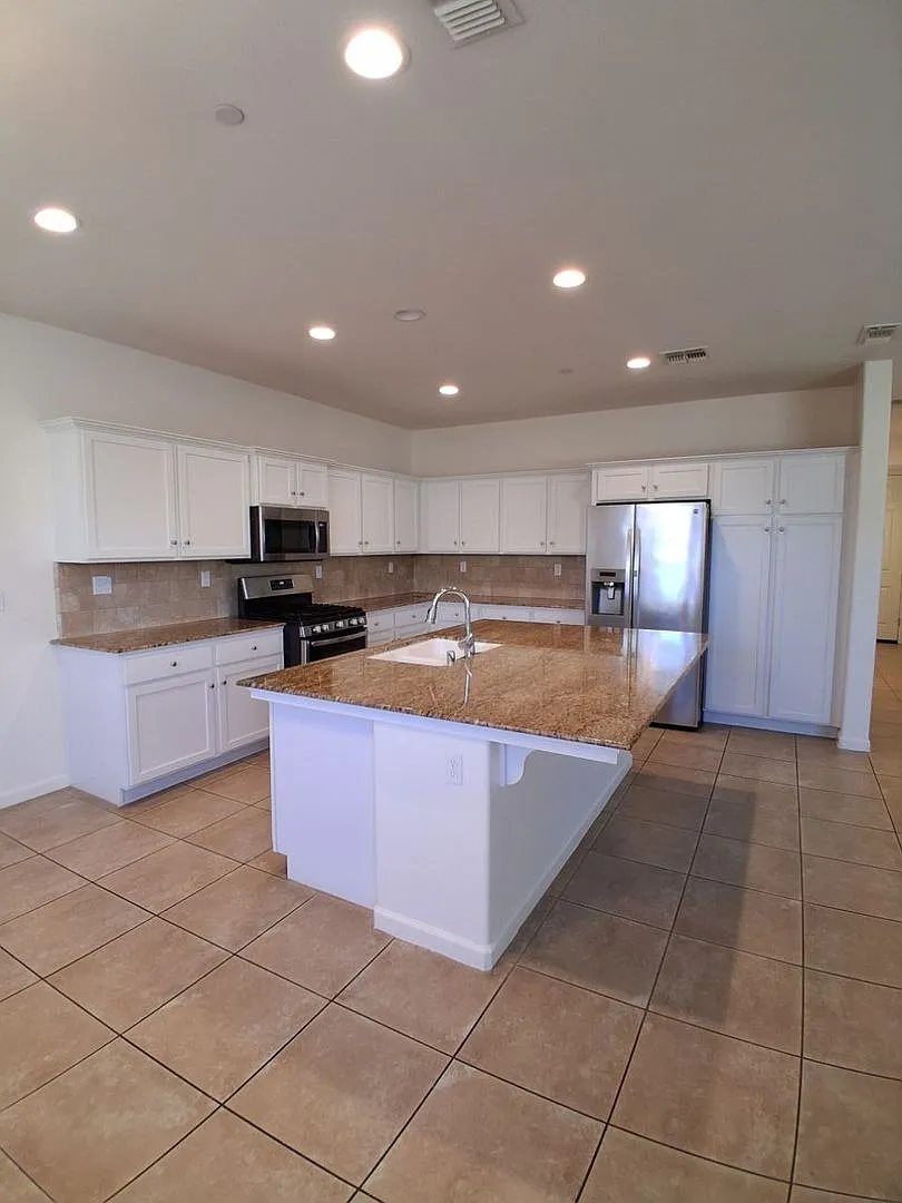 Beautiful 4 Bed / 3 Bath Home in Desirable Clovis Neighborhood — Photo 4