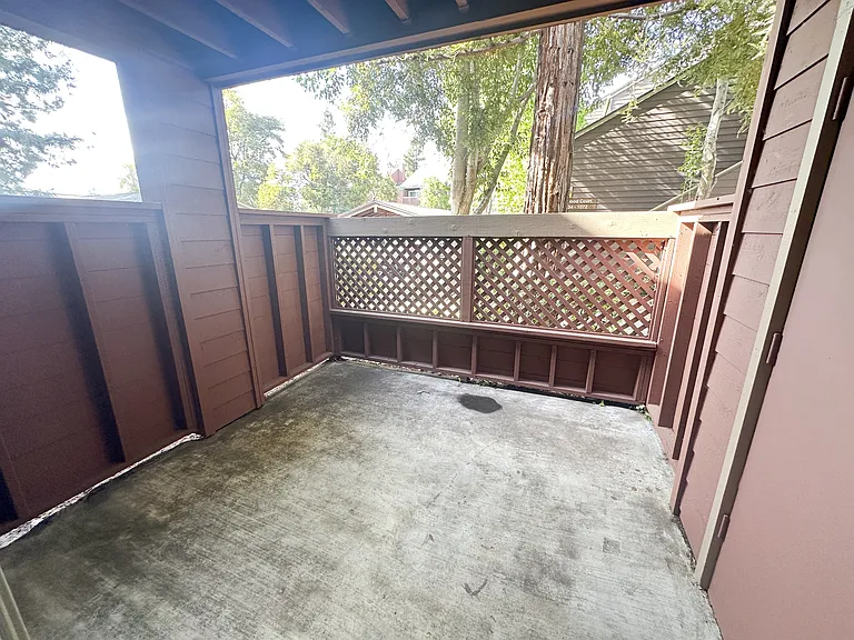 1076 Yarwood Ct — Photo 15