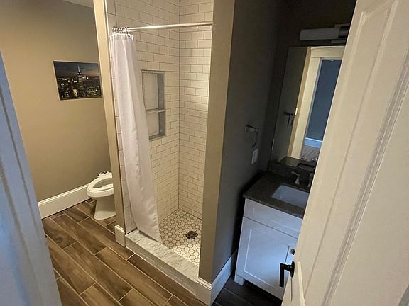 2nd image of 26 E Vine St #2R