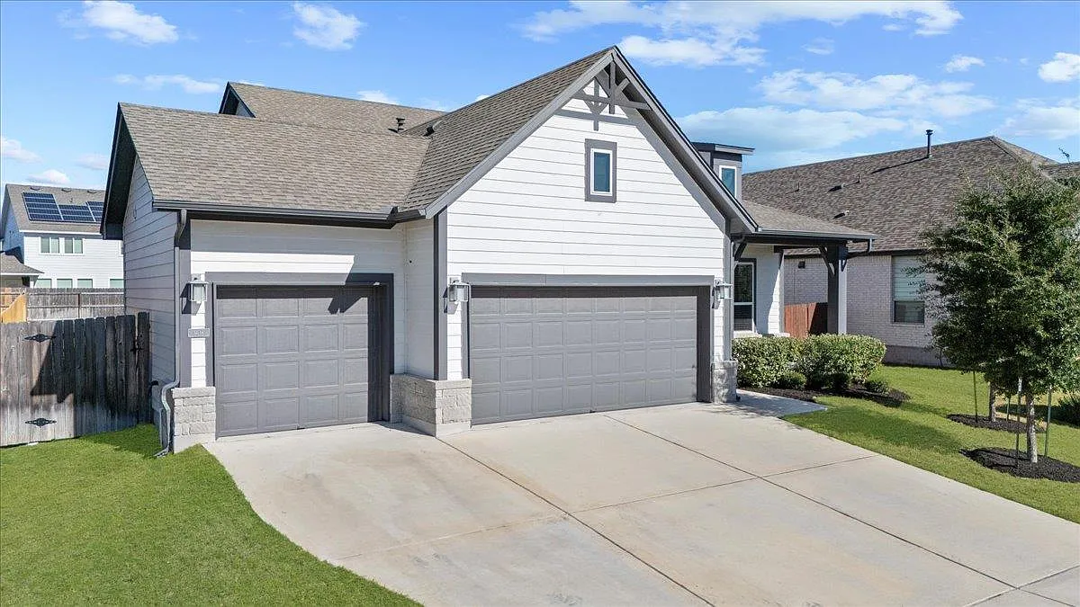 3 bed, 2.0 bath, 1884 sqft, $2,400 — Photo 3