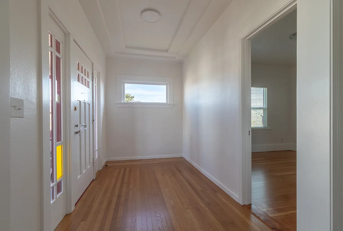 Entry way - 832 Adams St