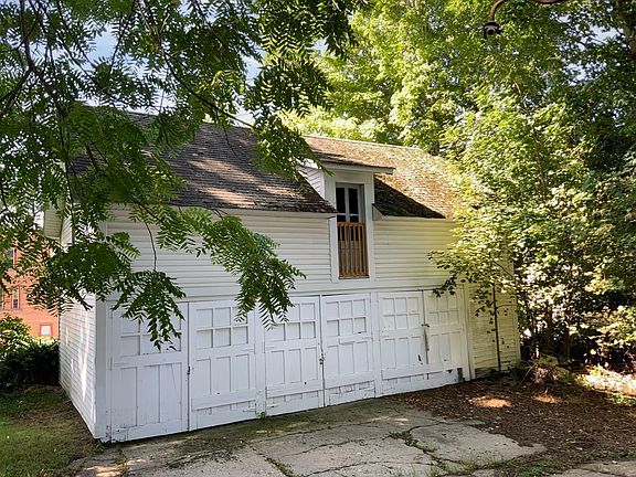 3rd image of 14 Pleasant St