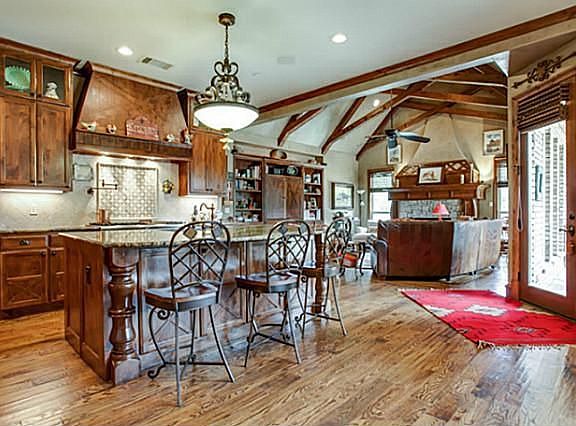 4th image of 6101 Theresa Ln