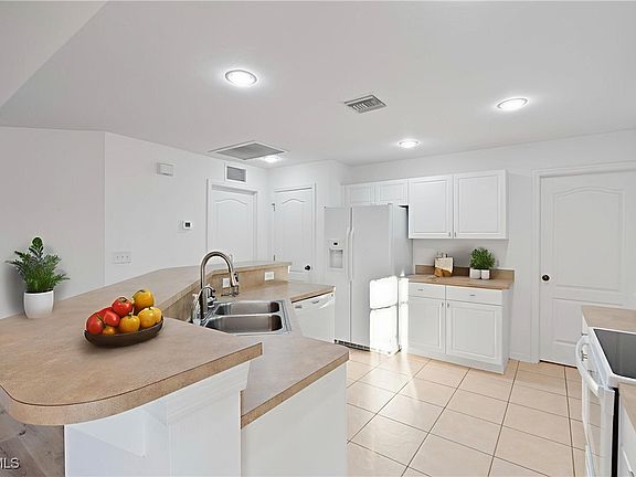 5th image of 615 Chavers St