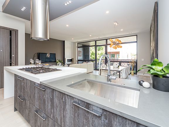 3rd image of 851 N California Ave #2
