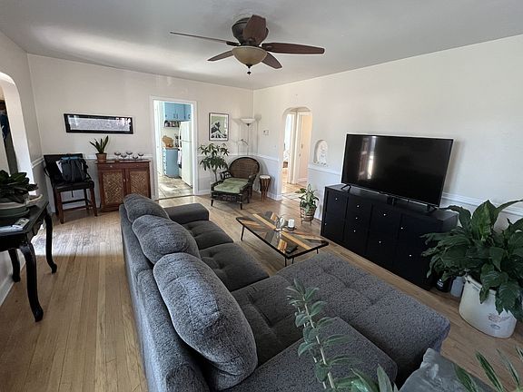 2nd image of 1015 Steele St