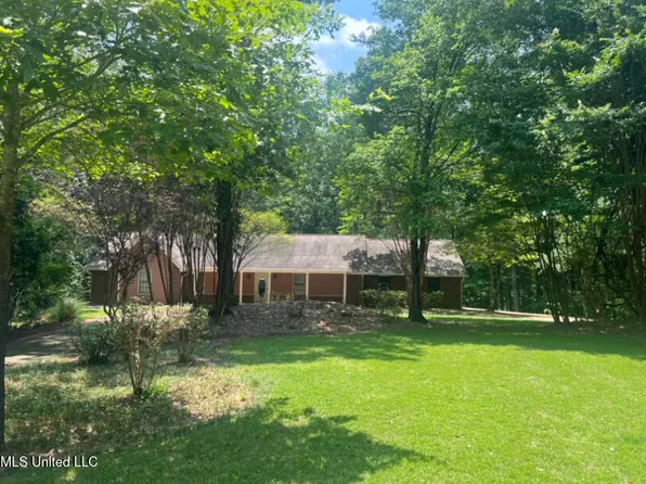 835 Rolling Oaks Dr, Grenada, MS 38901