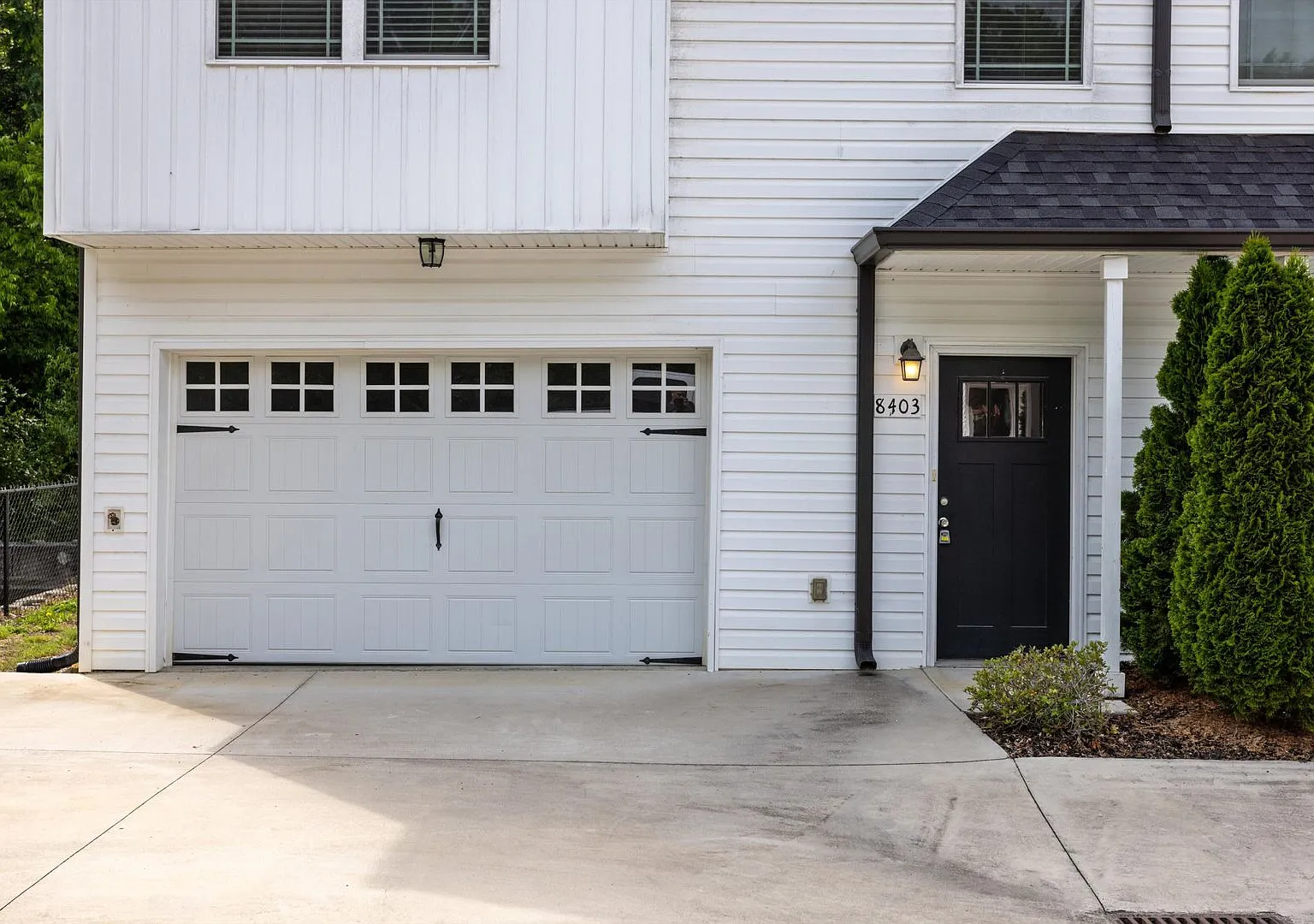4 BR | 2.5 BA | Townhome Close to Volkswagen, Amazon & Fed Ex — Photo 4