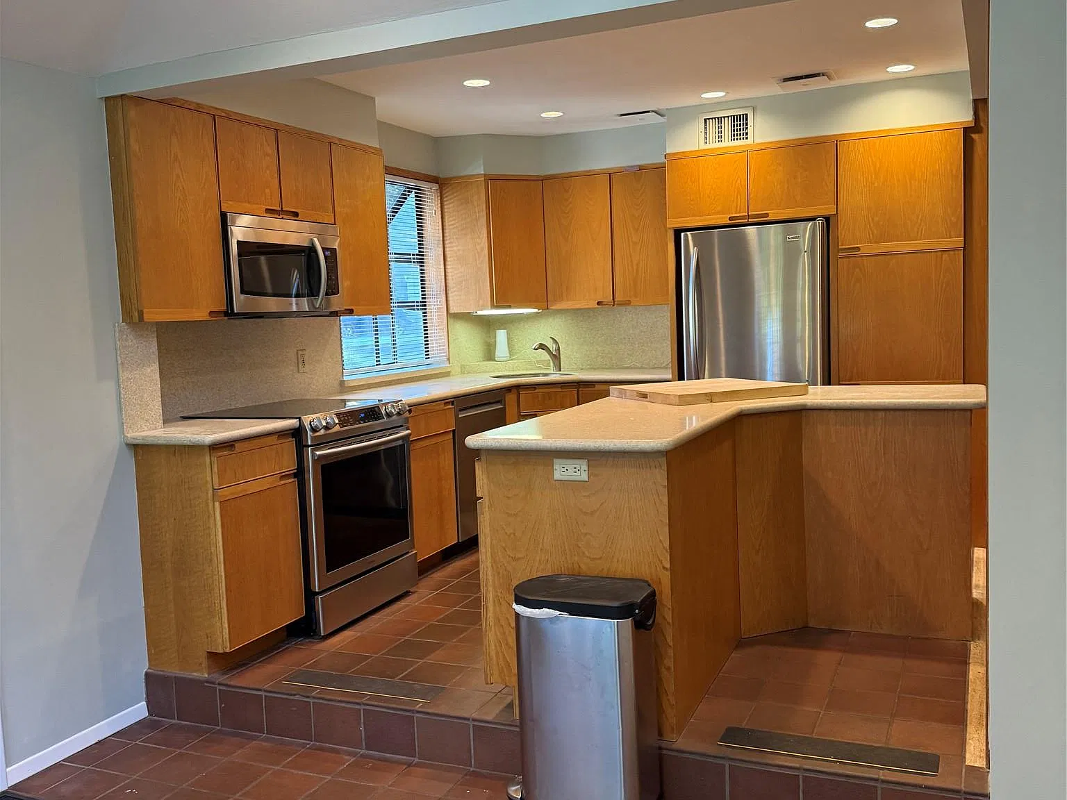 4 bed, 2.0 bath, 1700 sqft, $4,800 — Photo 4
