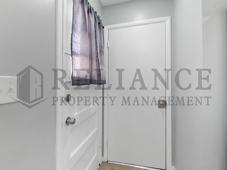 2239 S Millwood Ave — Photo 17