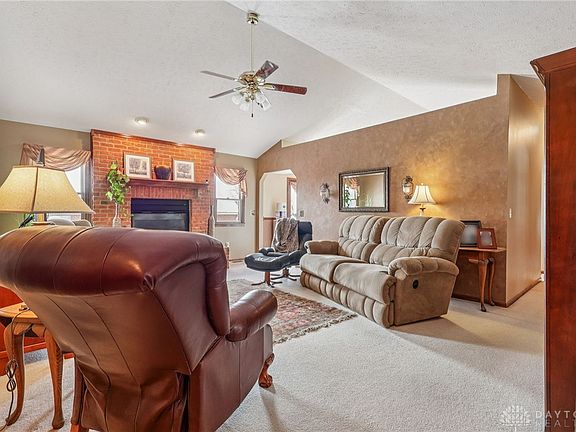 3rd image of 915 Winston Ln