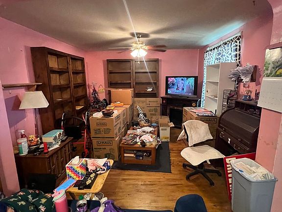 3rd image of 605 W Augusta Ave
