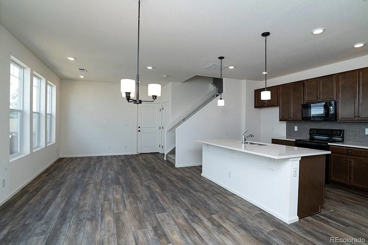 3 bed, 1815 sqft, $2,690 — Photo 2