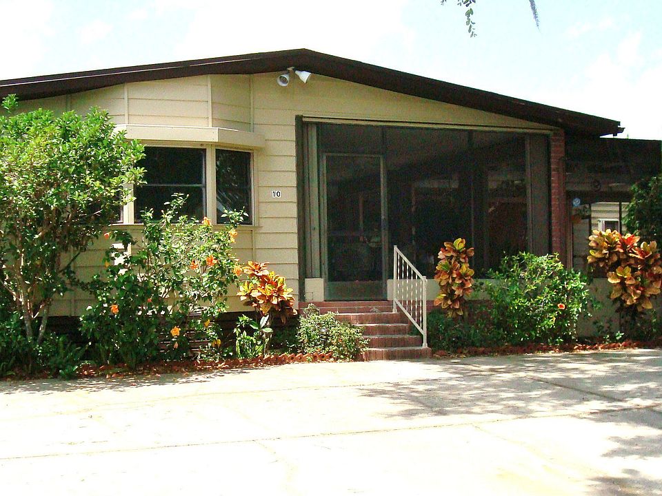 L shaped home on cul d sac