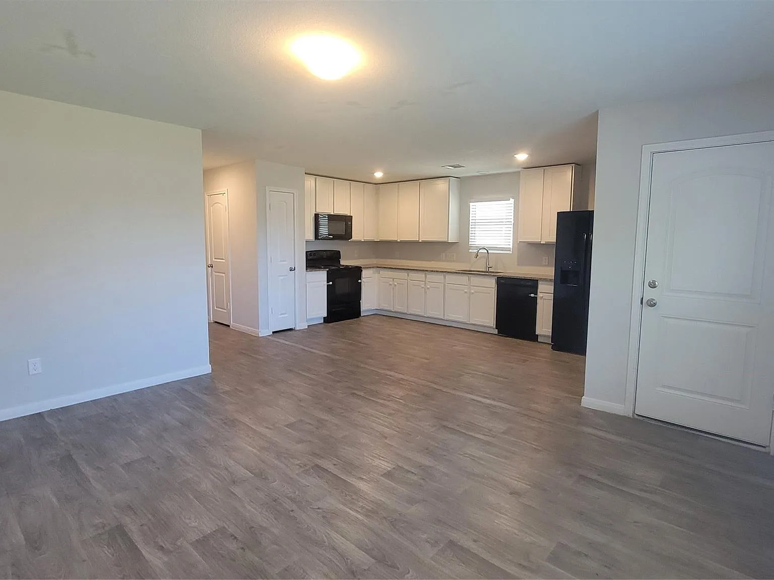 3 bed, 2.0 bath, 1192 sqft, $1,575 — Photo 3