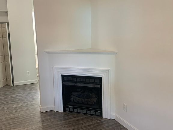 3rd image of 325 Koehne St