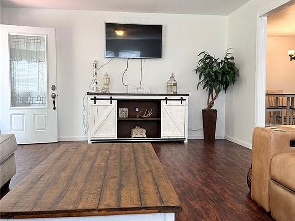 3rd image of 615 Bentwood Bnd