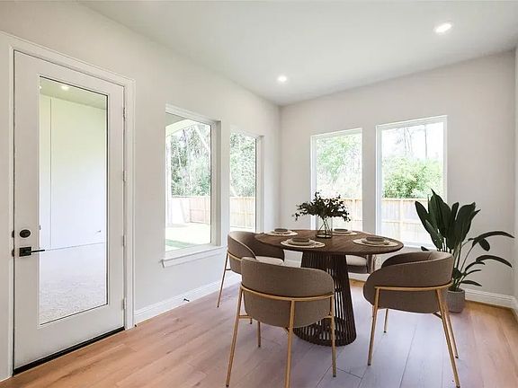 Casual Dining Virtually Staged