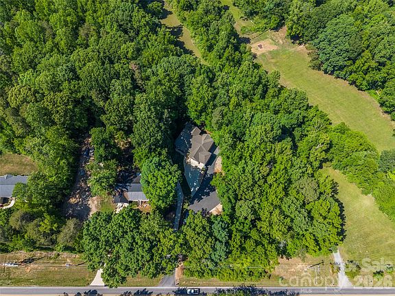 4th image of 686 White Oaks Rd
