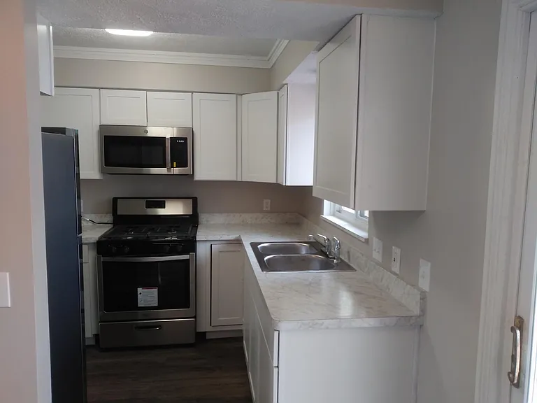 Brand New Kitchen (2022) w/SS Appliances!