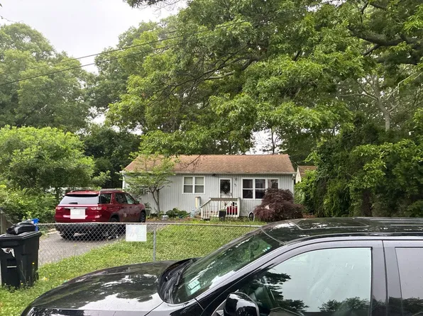 82 Hounslow Rd, Shirley, NY 11967