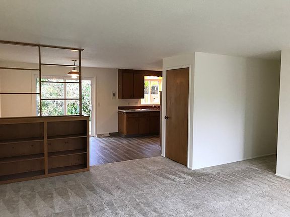 4th image of 933 E 9th Ave
