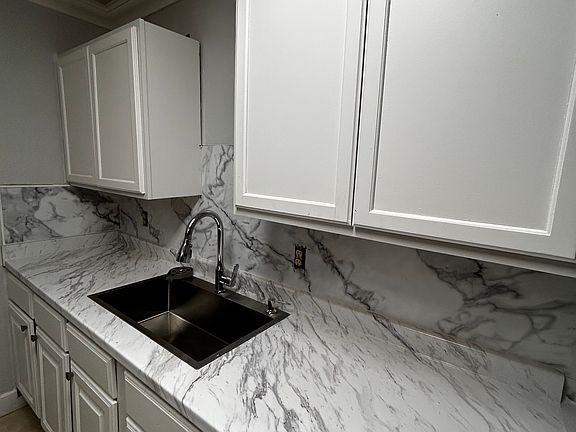 3rd image of 7977 Fowlie St