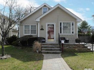 133 Commonwealth Ave, Merrick, NY 11566