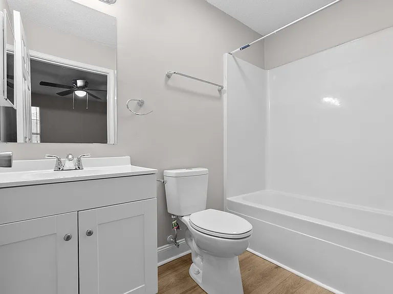 Pebble Creek Apartments — Photo 15