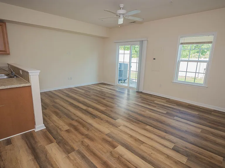 403 Parkview Ct — Photo 41