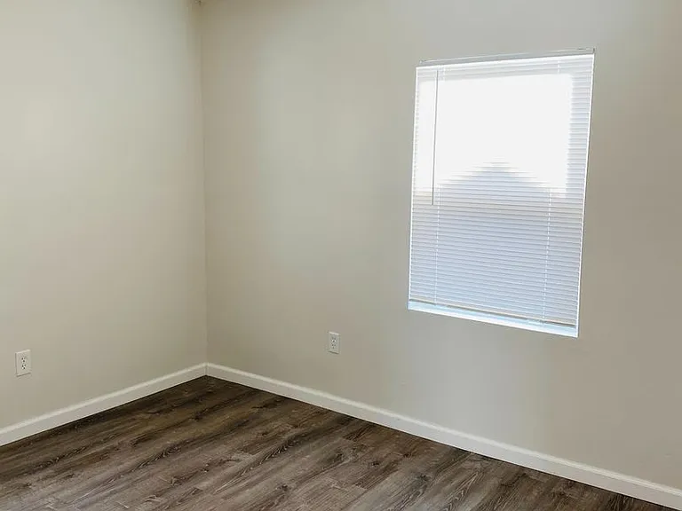 1227 N Eisenhower Dr — Photo 6