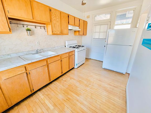 3rd image of 2600 W Gunnison St #1