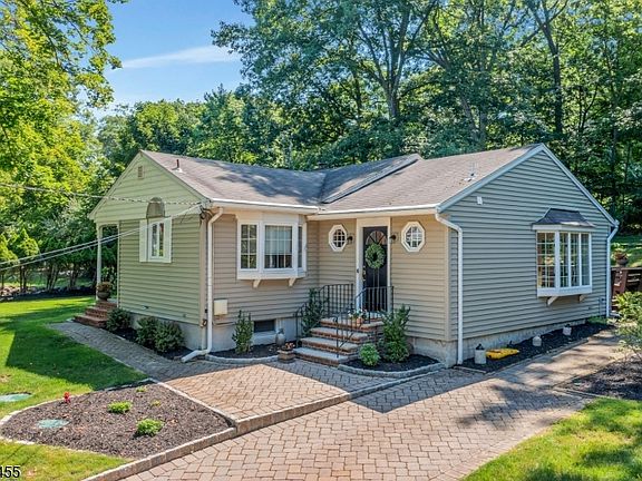3rd image of 21 Hickory Dr